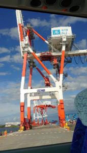 金沢港のガントリークレーン