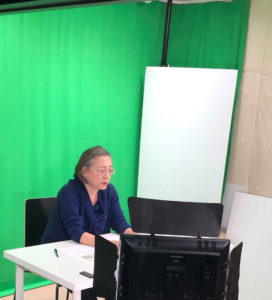 スタジオにてライブ中